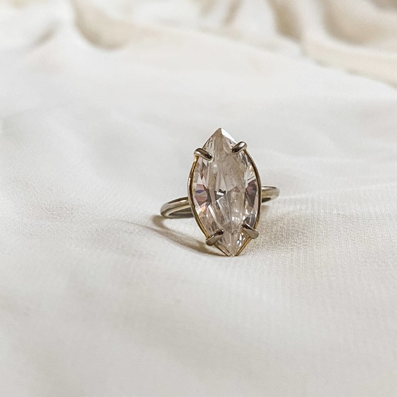 Vintage Jewelry - VTG Gold 5ct Marquise Stone Ring